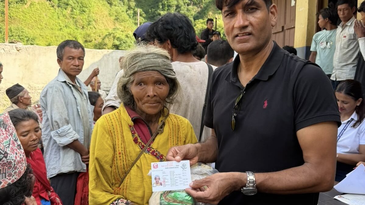 राप्तीका विकट बस्तीमा पुगेर ९० चेपाङलाई नागरिकता वितरण