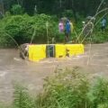 ठोरीबाट बिरामी बोकेर आउँदै गरेको एम्बुलेन्स माडीमा बाढीले बगायो