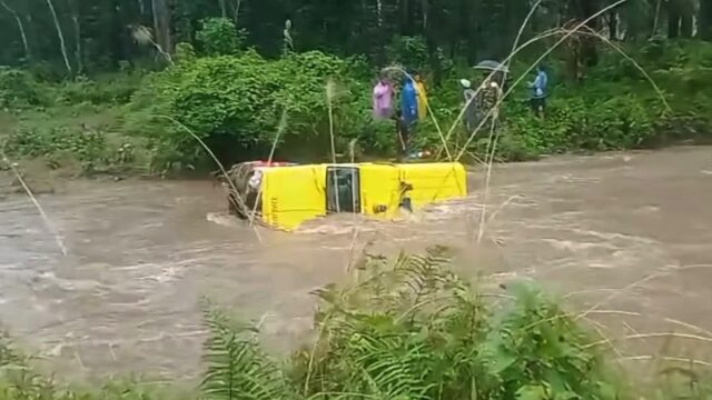 ठोरीबाट बिरामी बोकेर आउँदै गरेको एम्बुलेन्स माडीमा बाढीले बगायो